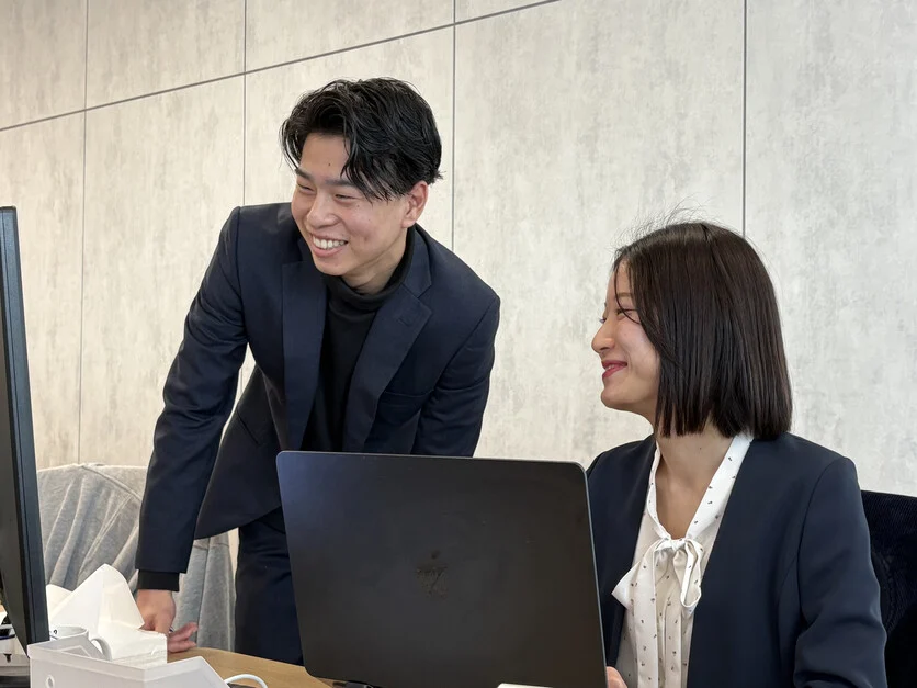 ノートPCを見ながら商談状況を確認する営業担当者